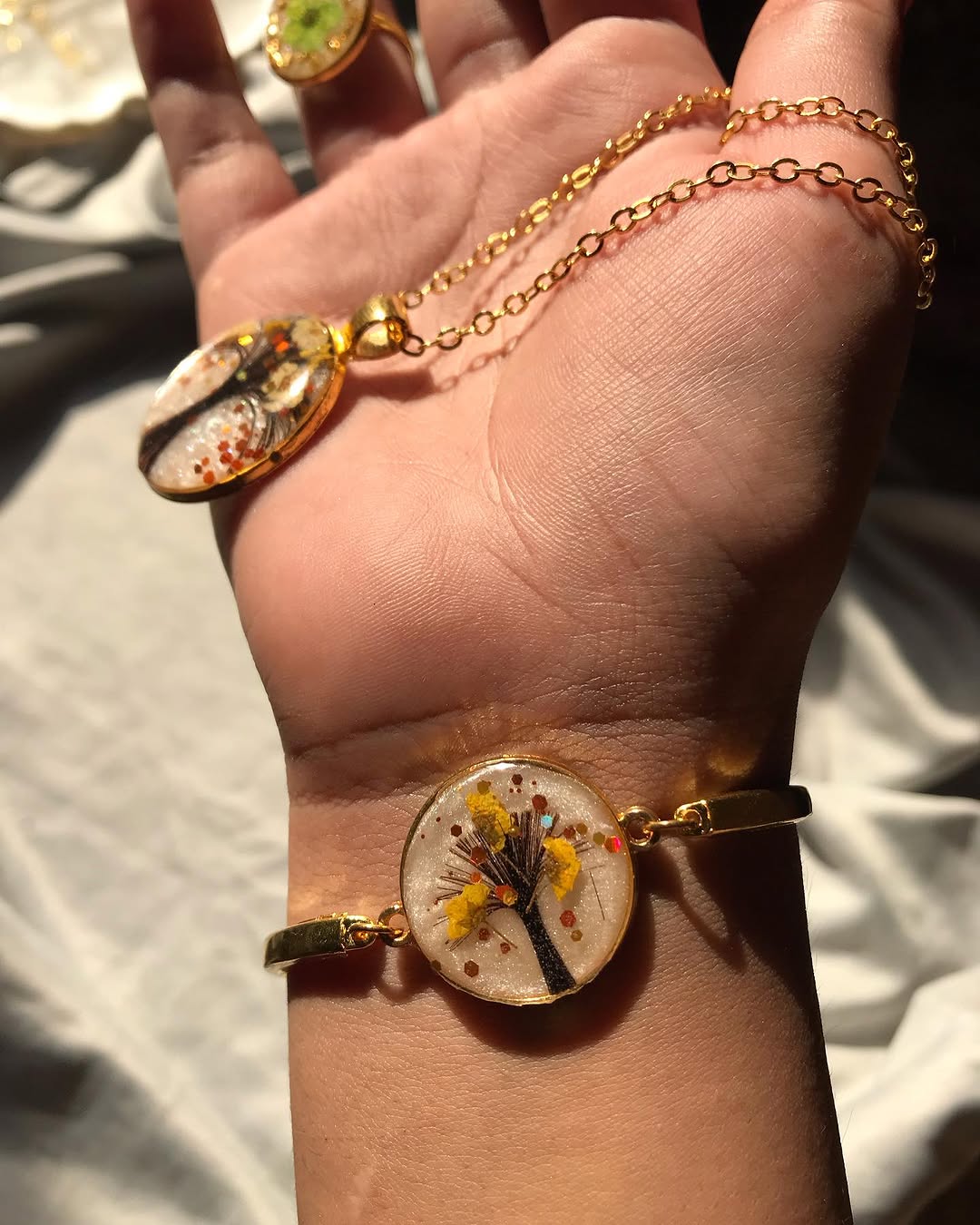 Handmade Dried Flower Resin Bracelet – Elegant Floral Jewelry