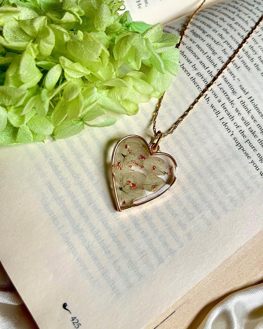 Heart-Shaped Dried Flower Resin Pendant – Elegant Handmade Necklace