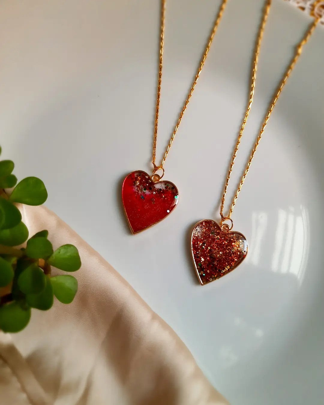 Heart-Shaped Dried Flower Resin Pendant – Elegant Handmade Necklace