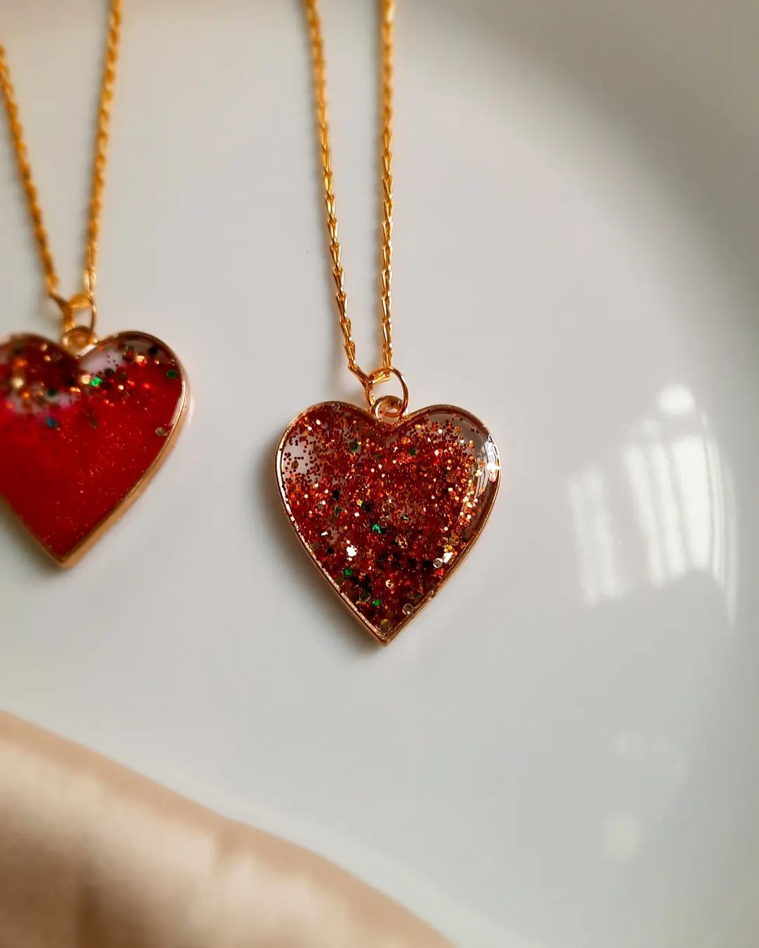 Heart-Shaped Dried Flower Resin Pendant – Elegant Handmade Necklace