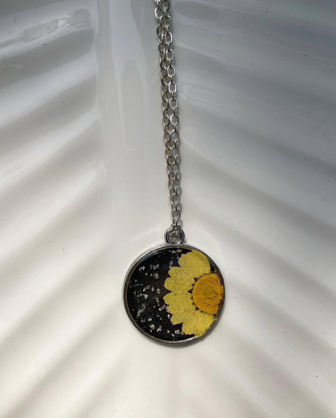 Round Dried Flower Resin Pendant – Handmade Floral Necklace