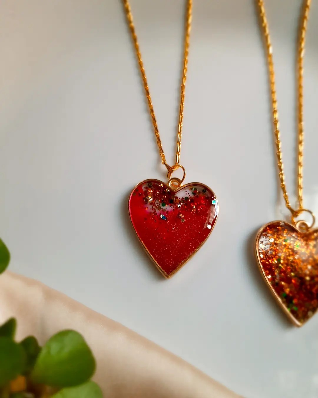 Heart-Shaped Dried Flower Resin Pendant – Elegant Handmade Necklace