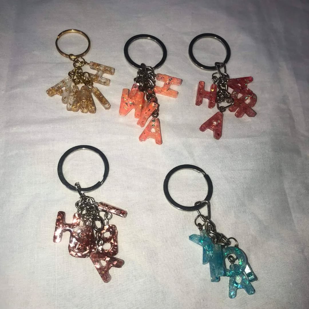 🌼 Elegant Resin Letter “M” – Floral & Gold Foil Design