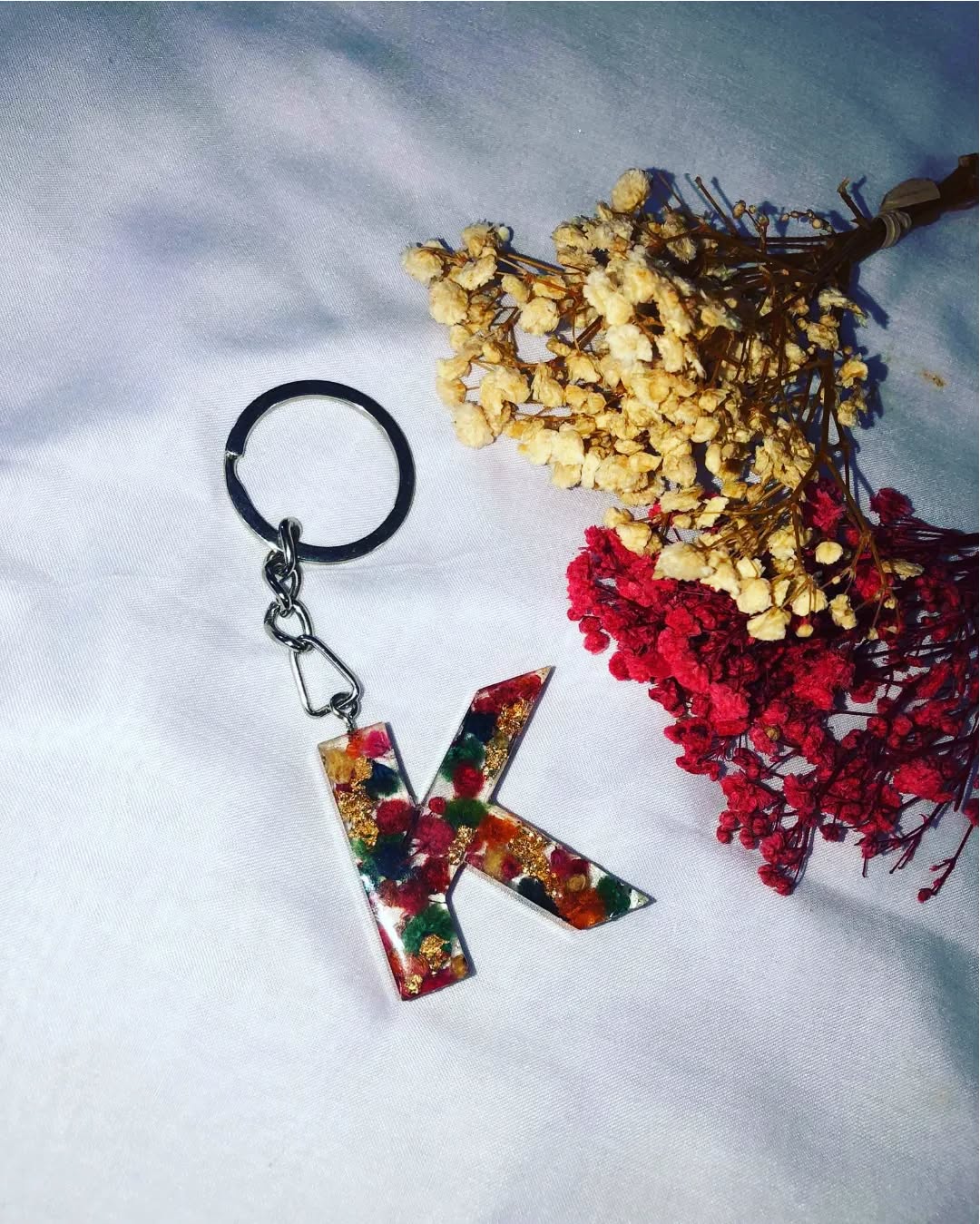 🌼 Elegant Resin Letter “M” – Floral & Gold Foil Design