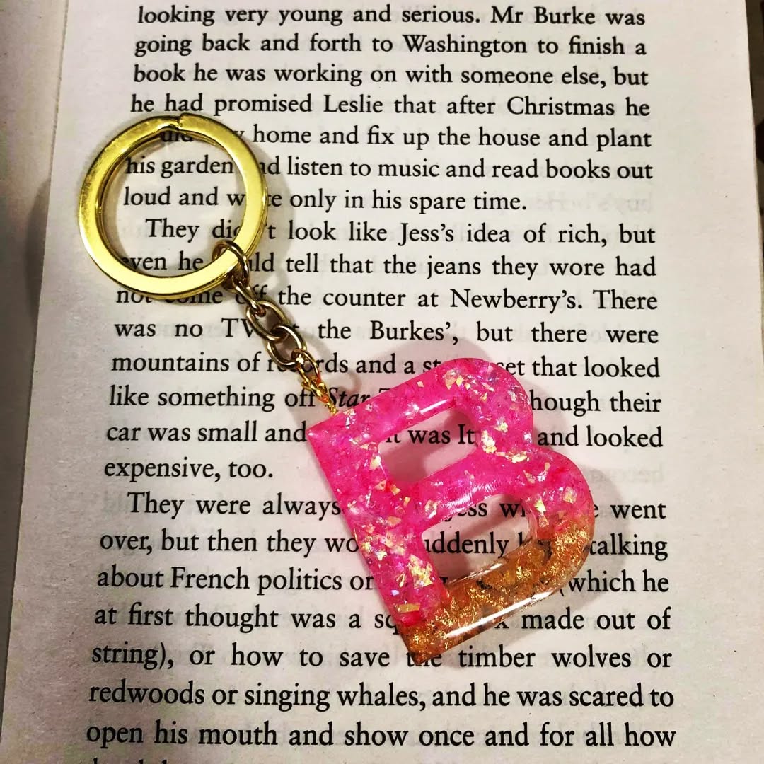 🌼 Elegant Resin Letter “M” – Floral & Gold Foil Design