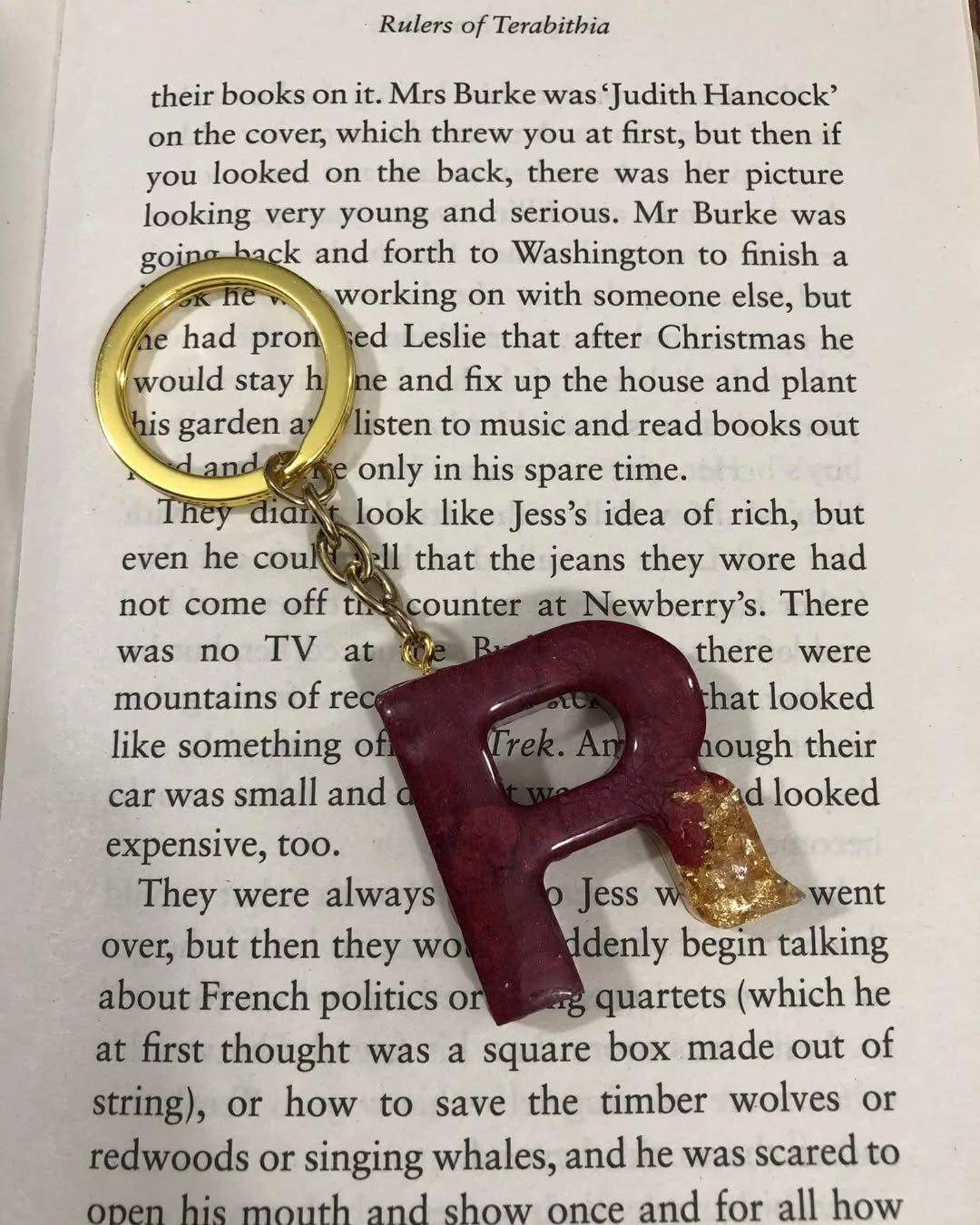 🌼 Elegant Resin Letter “M” – Floral & Gold Foil Design